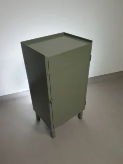 Casier en métal gris. Petit buffet industriel.