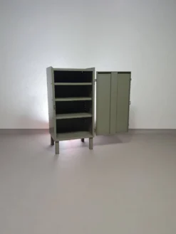 Casier en métal gris. Petit buffet industriel.