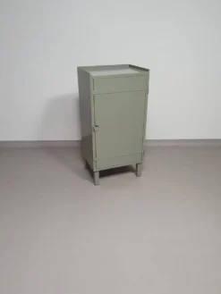 Casier en métal gris. Petit buffet industriel.