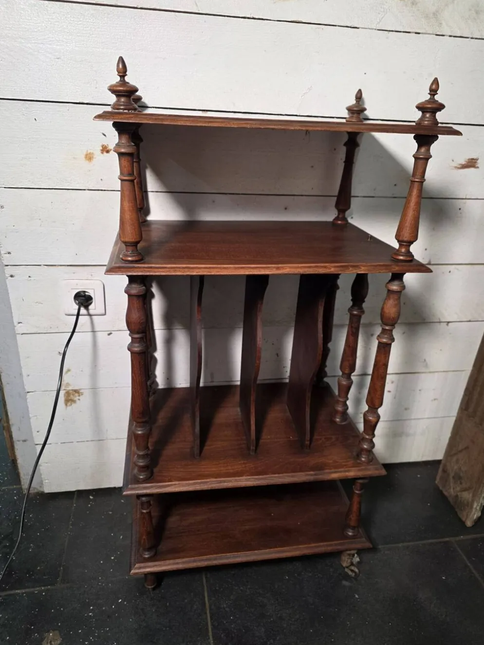 Casier à musique ancien en noyer