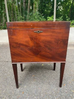 Cellarette vintage en acajou massif XIXe Meuble bar cabinet à liqueur angla