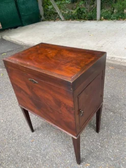 Cellarette vintage en acajou massif XIXe Meuble bar cabinet à liqueur angla