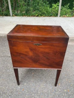 Cellarette vintage en acajou massif XIXe Meuble bar cabinet à liqueur angla