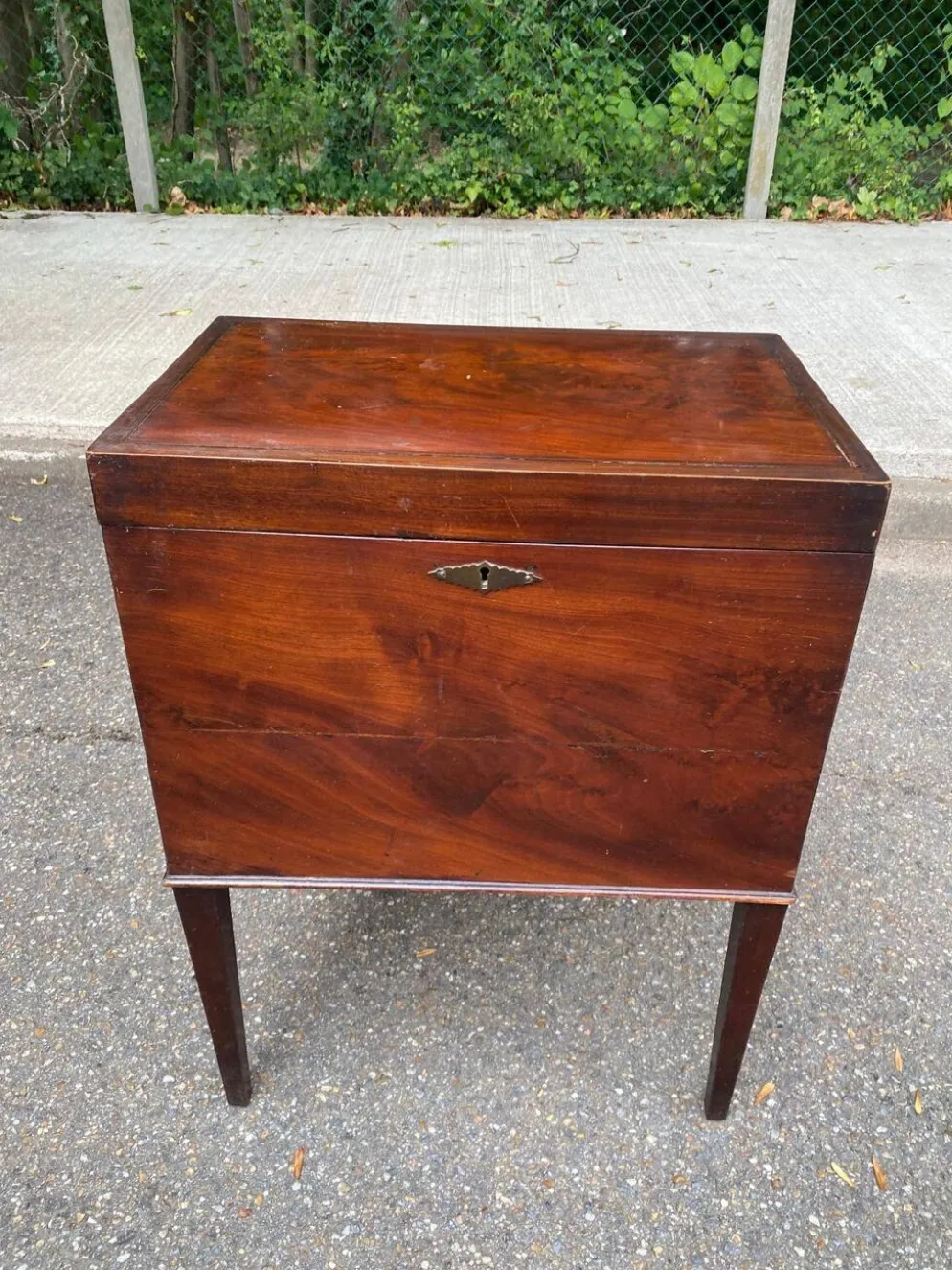 Cellarette vintage en acajou massif XIXe Meuble bar cabinet à liqueur angla