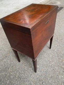 Cellarette vintage en acajou massif XIXe Meuble bar cabinet à liqueur angla