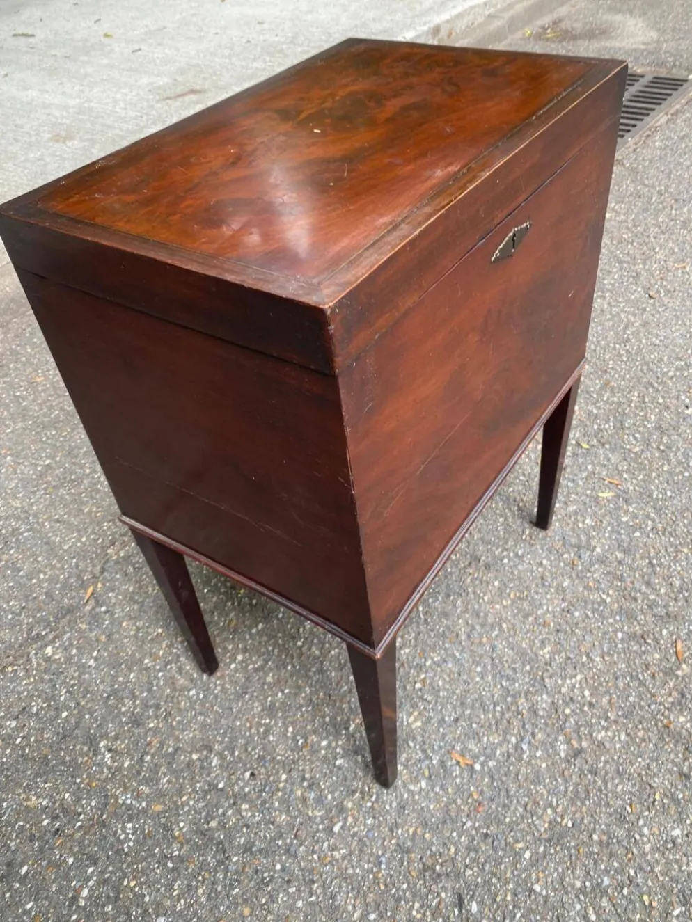 Cellarette vintage en acajou massif XIXe Meuble bar cabinet à liqueur angla