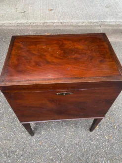 Cellarette vintage en acajou massif XIXe Meuble bar cabinet à liqueur angla
