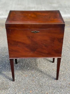 Cellarette vintage en acajou massif XIXe Meuble bar cabinet à liqueur angla