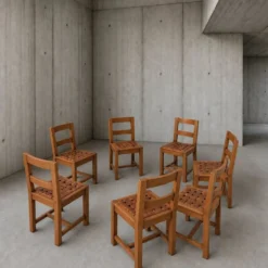 6 × chaises / table à manger en chêne / table à plateau ajouré / 2 panneaux en verre incrustés / sièges en cuir tressé ouvert / ensemble original en très bon état / France années 1950