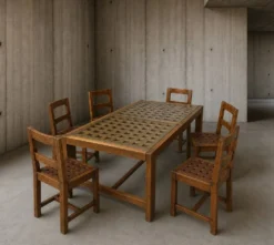 6 × chaises / table à manger en chêne / table à plateau ajouré / 2 panneaux en verre incrustés / sièges en cuir tressé ouvert / ensemble original en très bon état / France années 1950