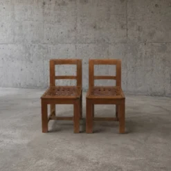 6 × chaises / table à manger en chêne / table à plateau ajouré / 2 panneaux en verre incrustés / sièges en cuir tressé ouvert / ensemble original en très bon état / France années 1950
