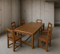 6 × chaises / table à manger en chêne / table à plateau ajouré / 2 panneaux en verre incrustés / sièges en cuir tressé ouvert / ensemble original en très bon état / France années 1950