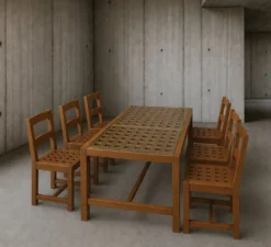 6 × chaises / table à manger en chêne / table à plateau ajouré / 2 panneaux en verre incrustés / sièges en cuir tressé ouvert / ensemble original en très bon état / France années 1950