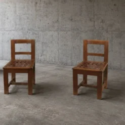 6 × chaises / table à manger en chêne / table à plateau ajouré / 2 panneaux en verre incrustés / sièges en cuir tressé ouvert / ensemble original en très bon état / France années 1950