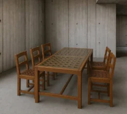 6 × chaises / table à manger en chêne / table à plateau ajouré / 2 panneaux en verre incrustés / sièges en cuir tressé ouvert / ensemble original en très bon état / France années 1950