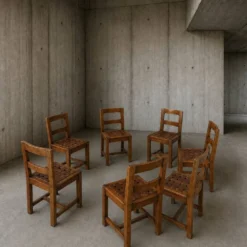 6 × chaises / table à manger en chêne / table à plateau ajouré / 2 panneaux en verre incrustés / sièges en cuir tressé ouvert / ensemble original en très bon état / France années 1950