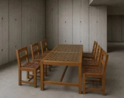 6 × chaises / table à manger en chêne / table à plateau ajouré / 2 panneaux en verre incrustés / sièges en cuir tressé ouvert / ensemble original en très bon état / France années 1950