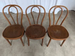 3 chaises vintage en bois courbé de style Thonet