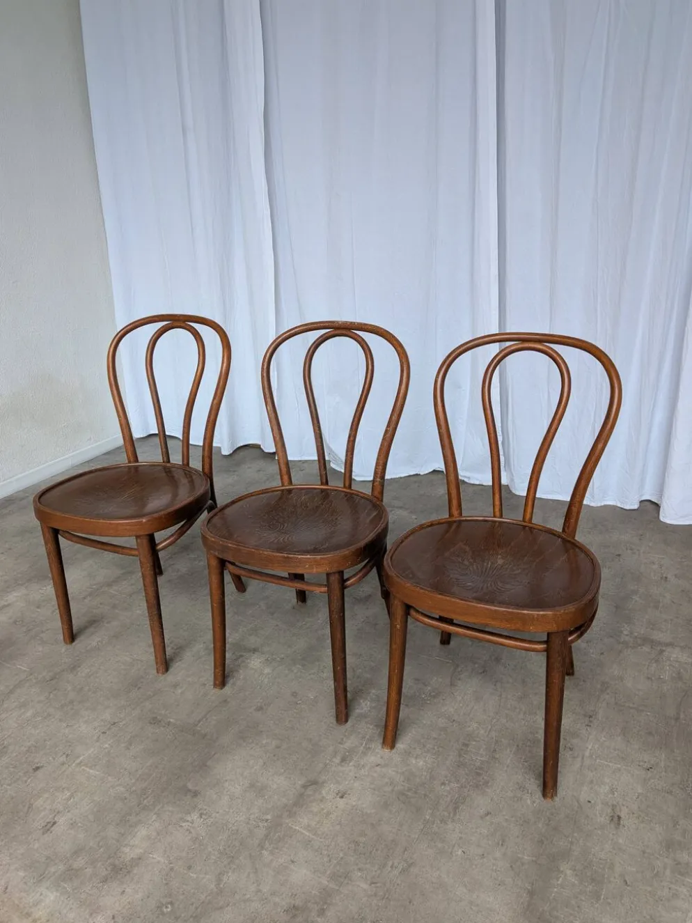 3 chaises vintage en bois courbé de style Thonet