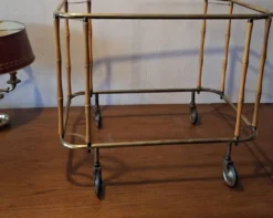 Chariot de bar cocktail en faux bambou attribué à Maison Jansen, France, années 1950-60.