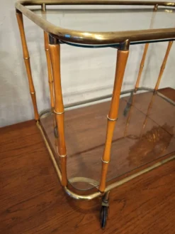 Chariot de bar cocktail en faux bambou attribué à Maison Jansen, France, années 1950-60.