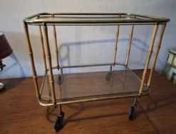 Chariot de bar cocktail en faux bambou attribué à Maison Jansen, France, années 1950-60.