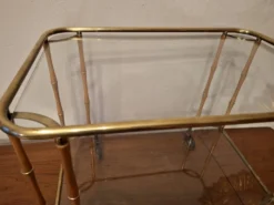 Chariot de bar cocktail en faux bambou attribué à Maison Jansen, France, années 1950-60.