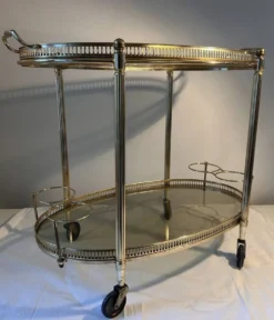 Chariot de bar néoclassique en laiton doré et verre fumé