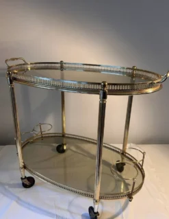 Chariot de bar néoclassique en laiton doré et verre fumé