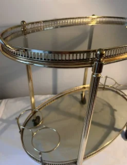 Chariot de bar néoclassique en laiton doré et verre fumé