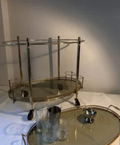 Chariot de bar néoclassique en laiton doré et verre fumé