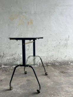 Chariot de bar vintage à deux niveaux, en laiton noir et verre, style années 50, avec pieds sculpturaux