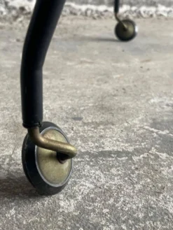 Chariot de bar vintage à deux niveaux, en laiton noir et verre, style années 50, avec pieds sculpturaux
