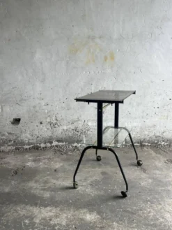 Chariot de bar vintage à deux niveaux, en laiton noir et verre, style années 50, avec pieds sculpturaux