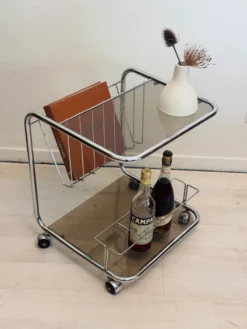 Chariot de bar vintage en cadre de tube chromé avec verre fumé des années 70