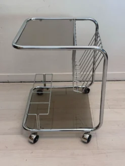 Chariot de bar vintage en cadre de tube chromé avec verre fumé des années 70