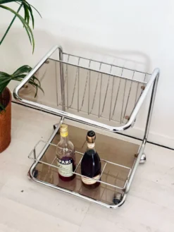 Chariot de bar vintage en cadre de tube chromé avec verre fumé des années 70