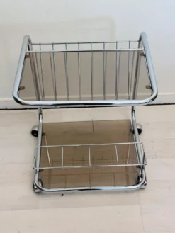 Chariot de bar vintage en cadre de tube chromé avec verre fumé des années 70