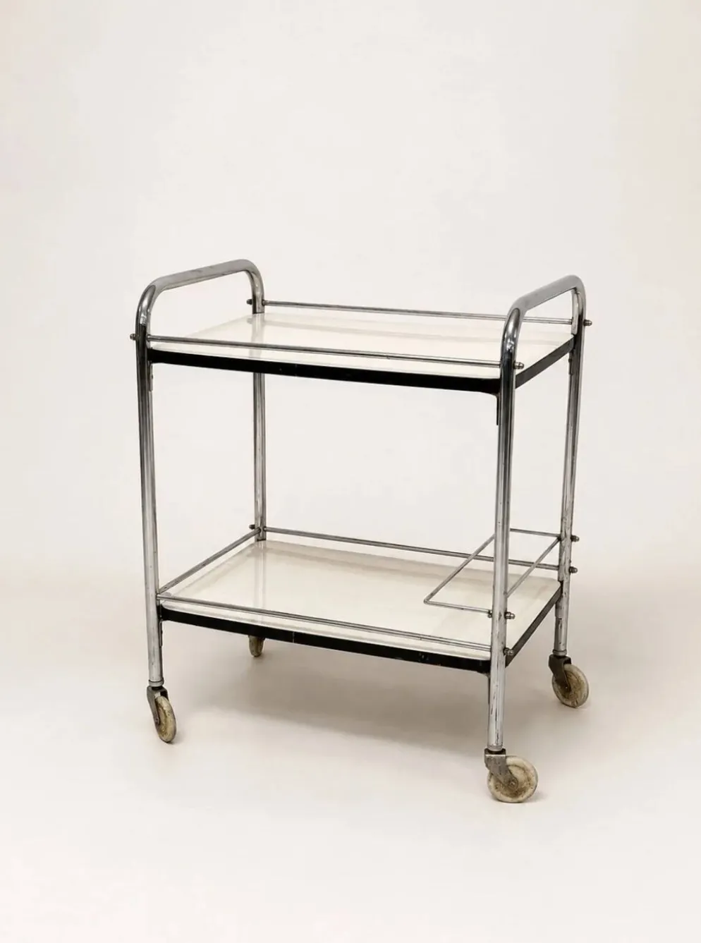 Chariot de bar vintage en chrome avec étagères en Formica blanc