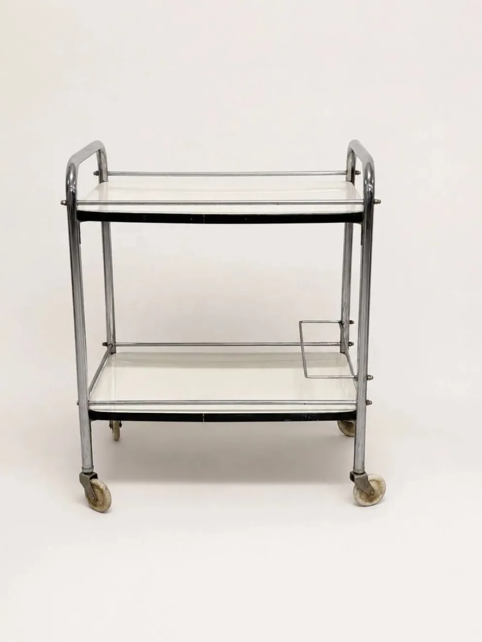 Chariot de bar vintage en chrome avec étagères en Formica blanc