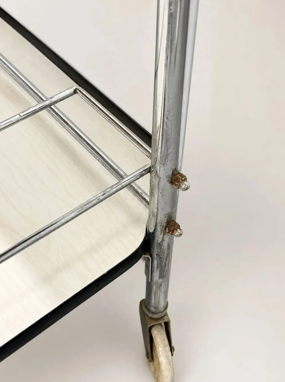 Chariot de bar vintage en chrome avec étagères en Formica blanc
