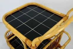 Chariot de service en bambou et osier des années 1950, avec un plateau en formica noir.