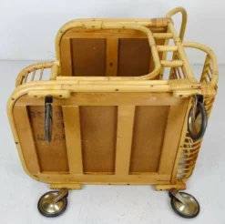 Chariot de service en bambou et osier des années 1950, avec un plateau en formica noir.
