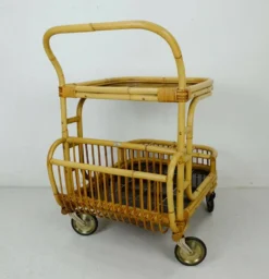 Chariot de service en bambou et osier des années 1950, avec un plateau en formica noir.