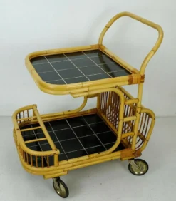 Chariot de service en bambou et osier des années 1950, avec un plateau en formica noir.