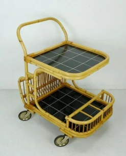 Chariot de service en bambou et osier des années 1950, avec un plateau en formica noir.
