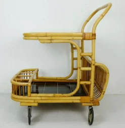 Chariot de service en bambou et osier des années 1950, avec un plateau en formica noir.