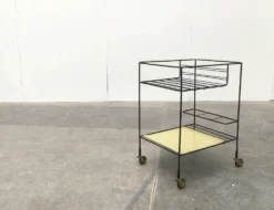 Chariot de service minimaliste en métal perforé de style milieu du siècle, années 1960