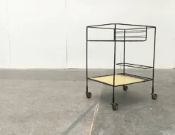 Chariot de service minimaliste en métal perforé de style milieu du siècle, années 1960