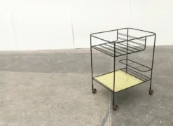 Chariot de service minimaliste en métal perforé de style milieu du siècle, années 1960